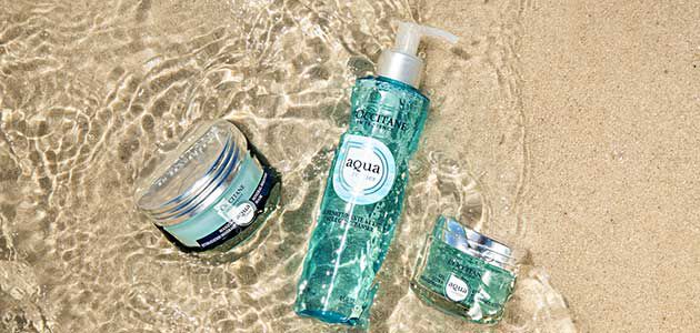 Aqua Reotier flatlay on the beach in sand